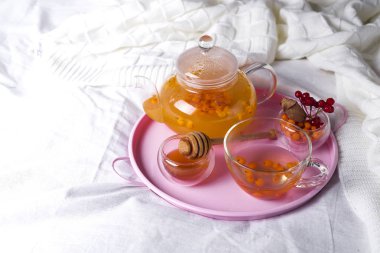 Deniz cehri ve otlar ile çay