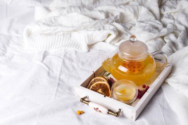 bir ahşap tepsi bitkisel çay