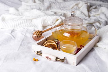 bir ahşap tepsi bitkisel çay