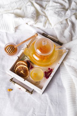 bir ahşap tepsi bitkisel çay