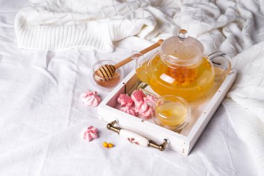 bir ahşap tepsi bitkisel çay