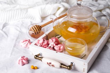 bir ahşap tepsi bitkisel çay