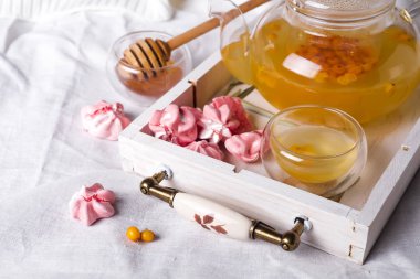 bir ahşap tepsi bitkisel çay