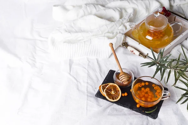 Deniz cehri ve yatağın üstüne bal ile taş bir tepsi üzerinde otlar ile çay