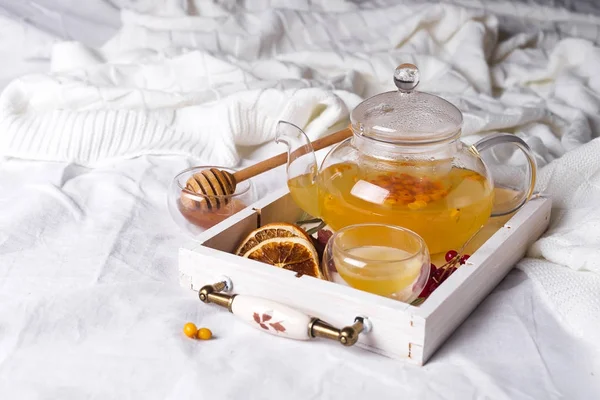 bir ahşap tepsi bitkisel çay