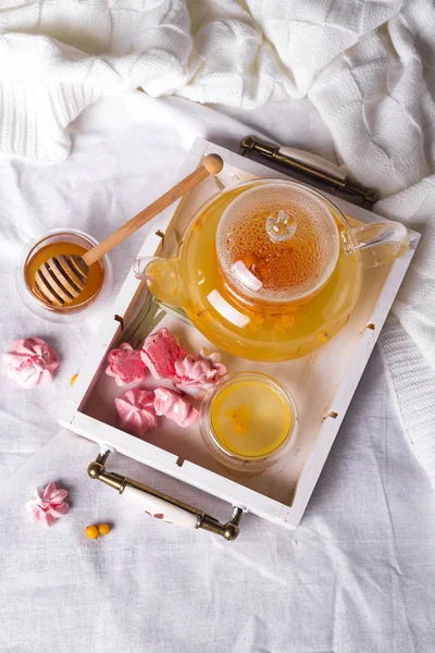 bir ahşap tepsi bitkisel çay