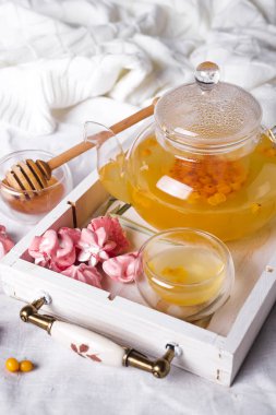 bir ahşap tepsi bitkisel çay