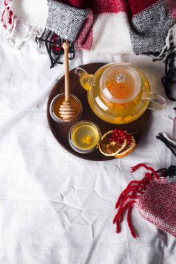 Bal ve yatakta sıcak çay ile tepsi,