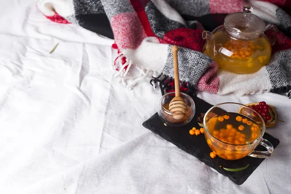 Tablett mit Honig und einer Tasse heißem Tee im Bett, — Stockfoto