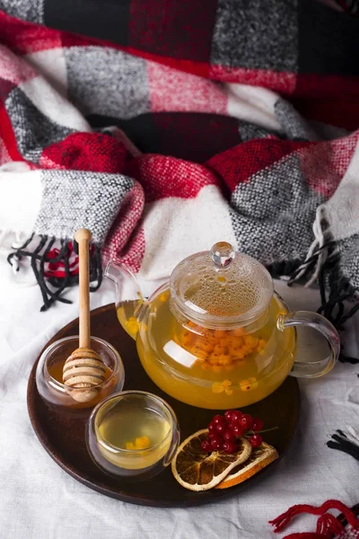 用蜂蜜和一杯热茶躺在床上的托盘, — 图库照片