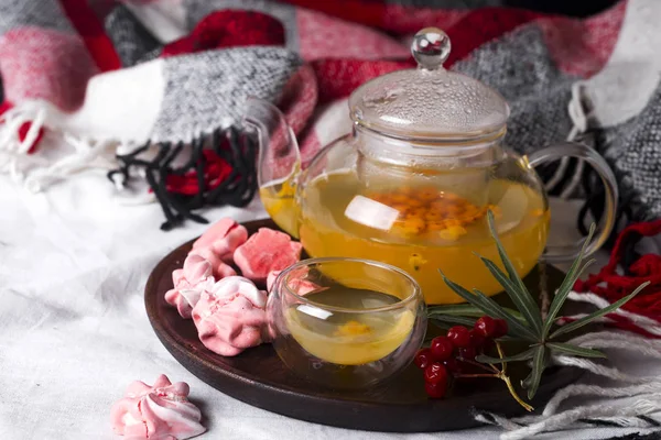 Plateau avec du miel et une tasse de thé chaud avec des meringues roses dans le lit , — Photo