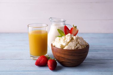 süzme peynir süt ve portakal suyu ile