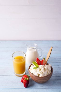 süzme peynir süt ve portakal suyu ile