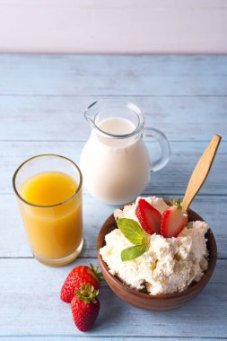 süzme peynir süt ve portakal suyu ile