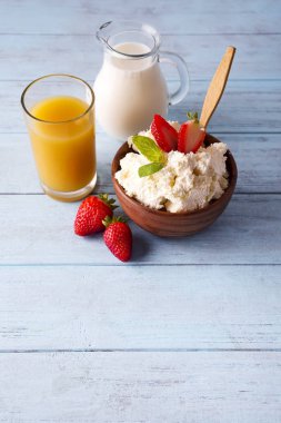 süzme peynir süt ve portakal suyu ile