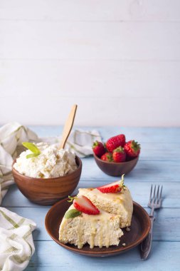 Çilekli süzme peynir güveci.