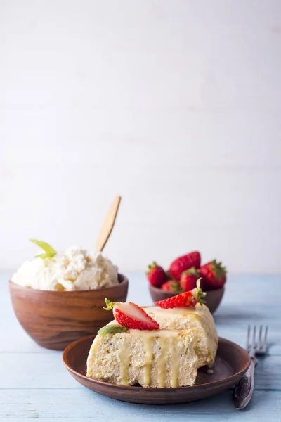 Cottage cheese casserole with strawberries — Stock Photo, Image