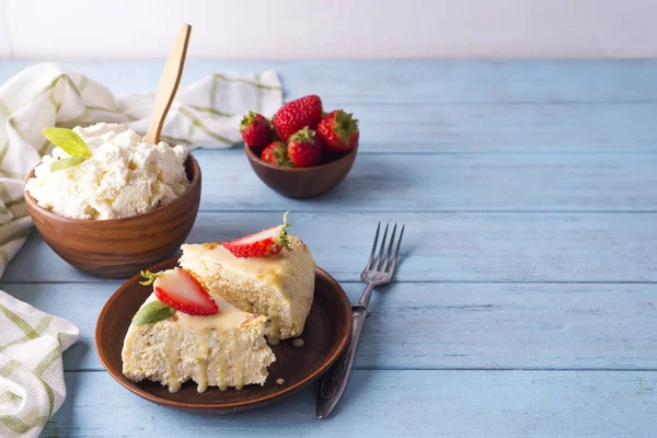 Cottage cheese casserole with strawberries — Stock Photo, Image