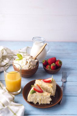 suyu ile sağlıklı kahvaltı süzme peynir güveç