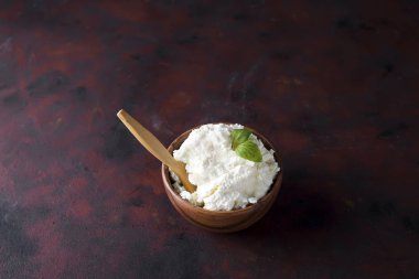 Ahşap kase ve kaşık taze peynir