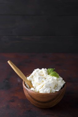 Ahşap kase ve kaşık taze peynir