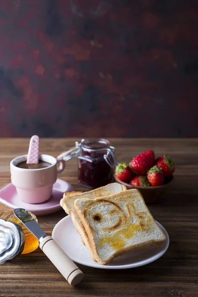 Tavolo da colazione continentale fresco e luminoso con marmellata sul pane tostato — Foto Stock