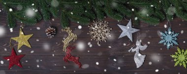 Noel ağacının arka planında kar köknarı var.