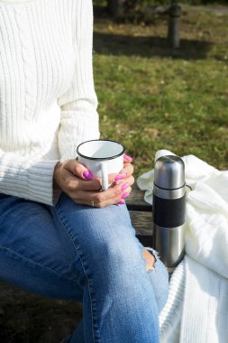 Bir fincan bitkisel çay kızla