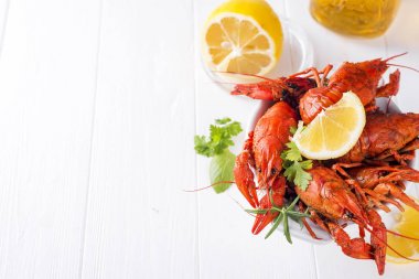 Bira ile plaka haşlanmış kerevit