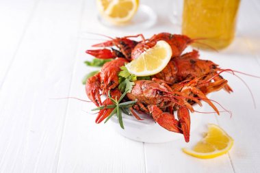 Bira ile plaka haşlanmış kerevit