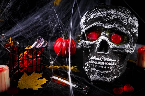 Happy Halloween Party tafel met spinnenweb en het branden van kaarsen — Stockfoto