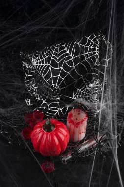 Kabak, mum ve kırmızı bir kokteyl ile uzun bir cam