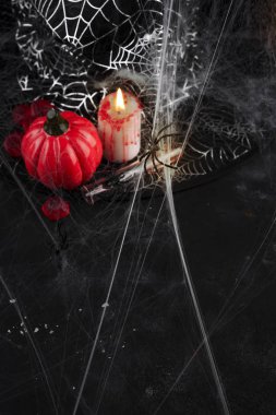 Kabak, mum ve kırmızı bir kokteyl ile uzun bir cam