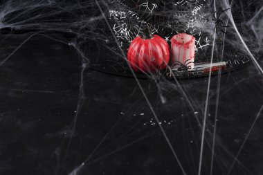 Kabak, mum ve kırmızı bir kokteyl ile uzun bir cam