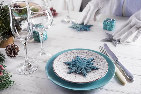 Schöne weihnachtliche Tischdekoration mit Dekoration — Stockfoto