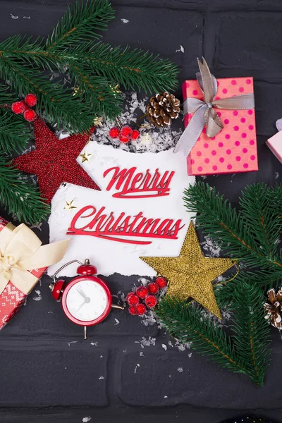 Quadro de ramos de árvore de Natal, caixas de presente, relógios vermelhos e brinquedos de Natal em torno de uma folha branca de papel — Fotografia de Stock