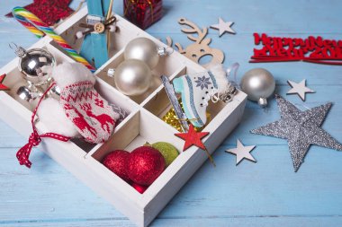 mezarda Noel oyuncaklar.