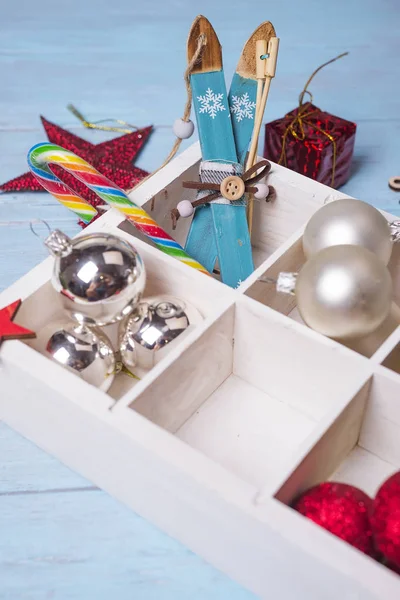 Juguetes de Navidad en una caja de madera . — Foto de Stock