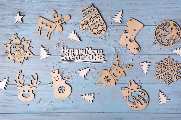 Weihnachten aus Holz mit Hängespielzeug und "Frohe Weihnachten" -Grußtext in kleinen Buchstaben — Stockfoto