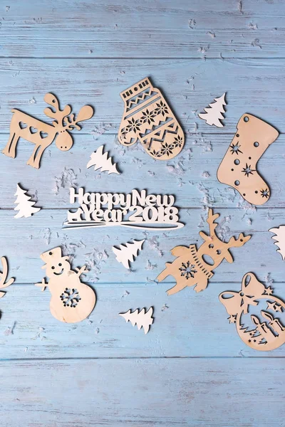 Navidad de madera con juguetes colgantes y texto de saludo "Feliz Navidad" escrito con letras pequeñas —  Fotos de Stock