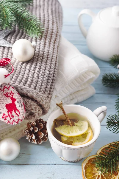 Hot green tea with lemon on a wooden table — Stock Photo, Image