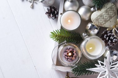 Parlayan küçük mum ve köknar koniler ile Noel Noel kartı