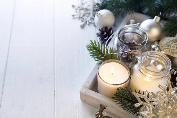 Hořící svíčky a vánoční dekorace — Stock fotografie