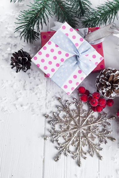 Boże Narodzenie tło z pudełka, Choinka, rękawiczki i dekoracje — Zdjęcie stockowe
