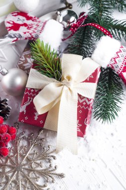 Noel köknar ağacı, dekor, hediye kutusu ve eldivenler