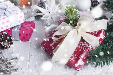 Noel köknar ağacı, dekor, hediye kutusu ve eldivenler