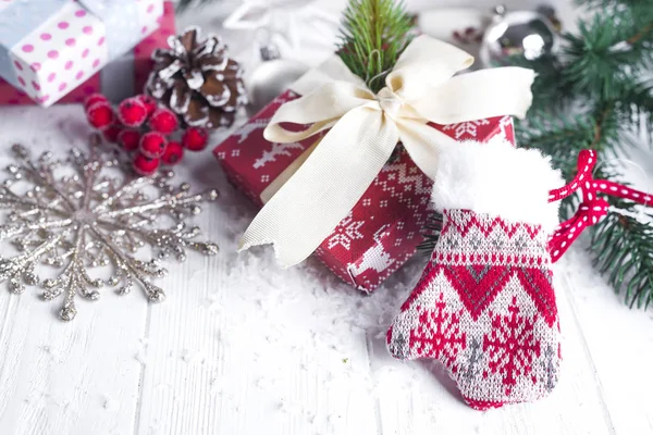 Sfondo natalizio con scatole regalo, albero di Natale, muffole e decorazioni — Foto Stock