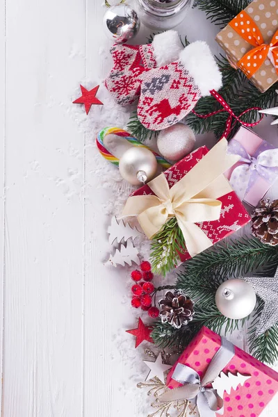 Fundo de Natal com caixas de presente, árvore de natal, mitenes e decorações — Fotografia de Stock