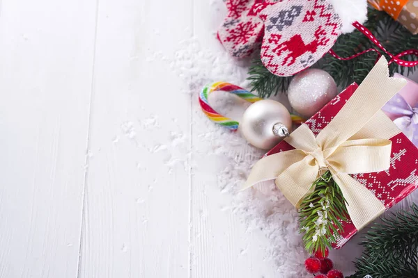 Fundo de Natal com caixas de presente, árvore de natal, mitenes e decorações — Fotografia de Stock