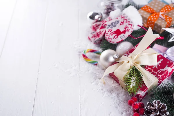 Fundo de Natal com caixas de presente, árvore de natal, mitenes e decorações — Fotografia de Stock